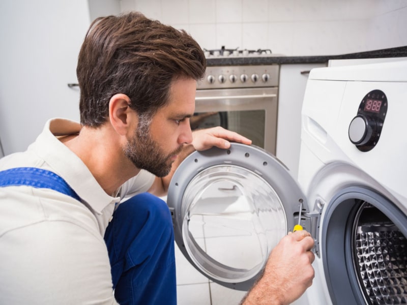 Técnico Reparando Lavadora Indesit Técnico Reparando Lavadora Indesit