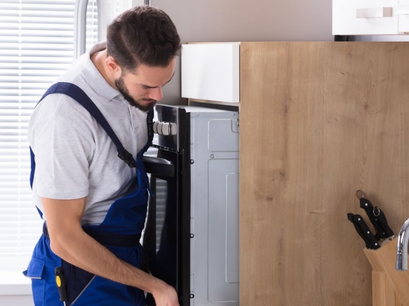 Técnico Reparando Horno Indesit Técnico Reparando Horno Indesit