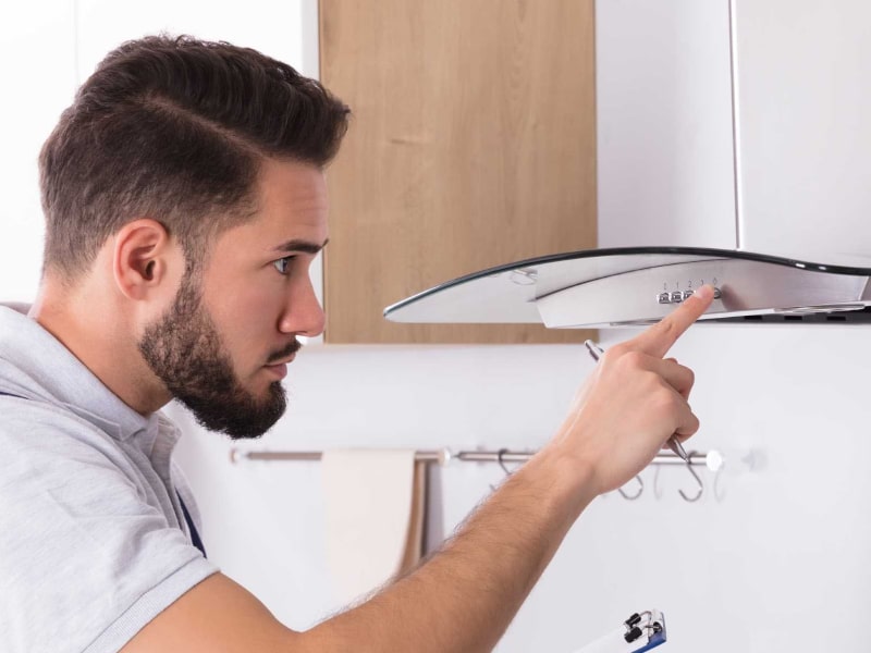Técnico Reparando Campana Extractora Indesit Técnico Reparando Campana Extractora Indesit