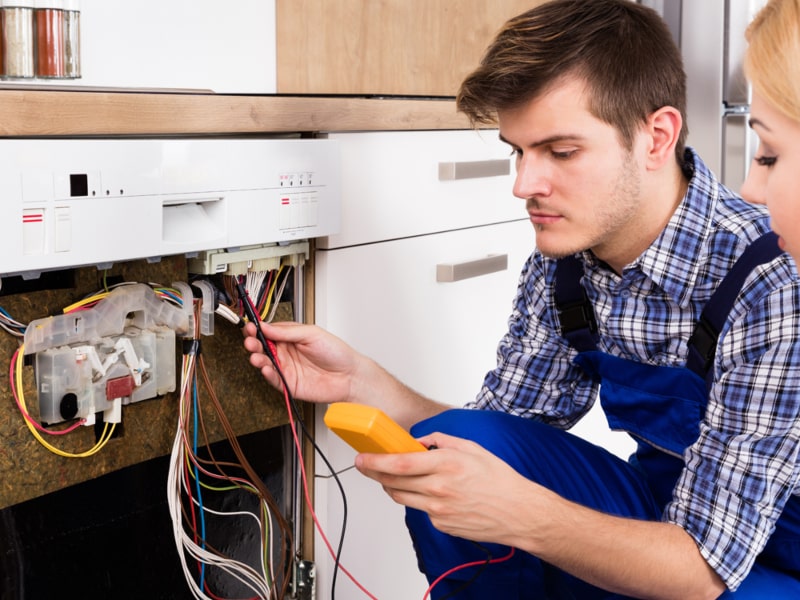 Técnico Reparando Lavavajillas Indesit Técnico Reparando Lavavajillas Indesit