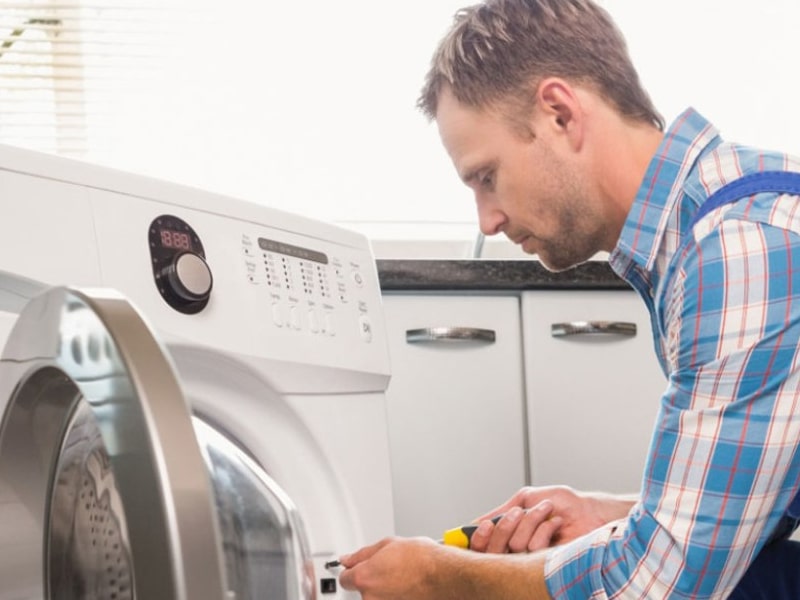 Técnico Reparando Secadora Indesit Técnico Reparando Secadora Indesit