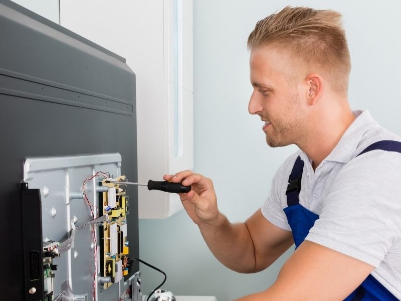 Técnico Reparando Televisor Indesit Técnico Reparando Televisor Indesit