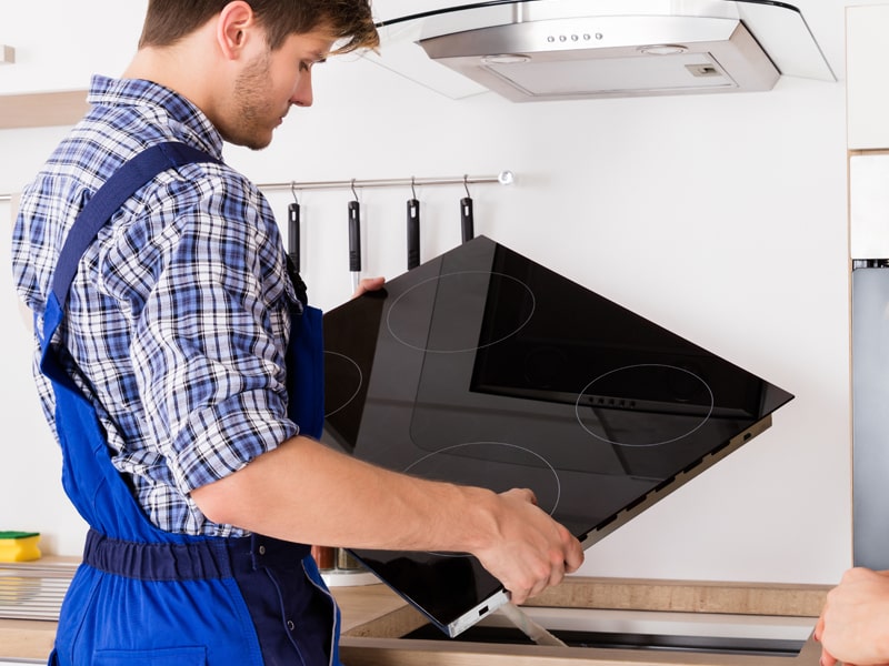 Técnico Reparando Vitrocerámica Indesit Técnico Reparando Vitrocerámica Indesit